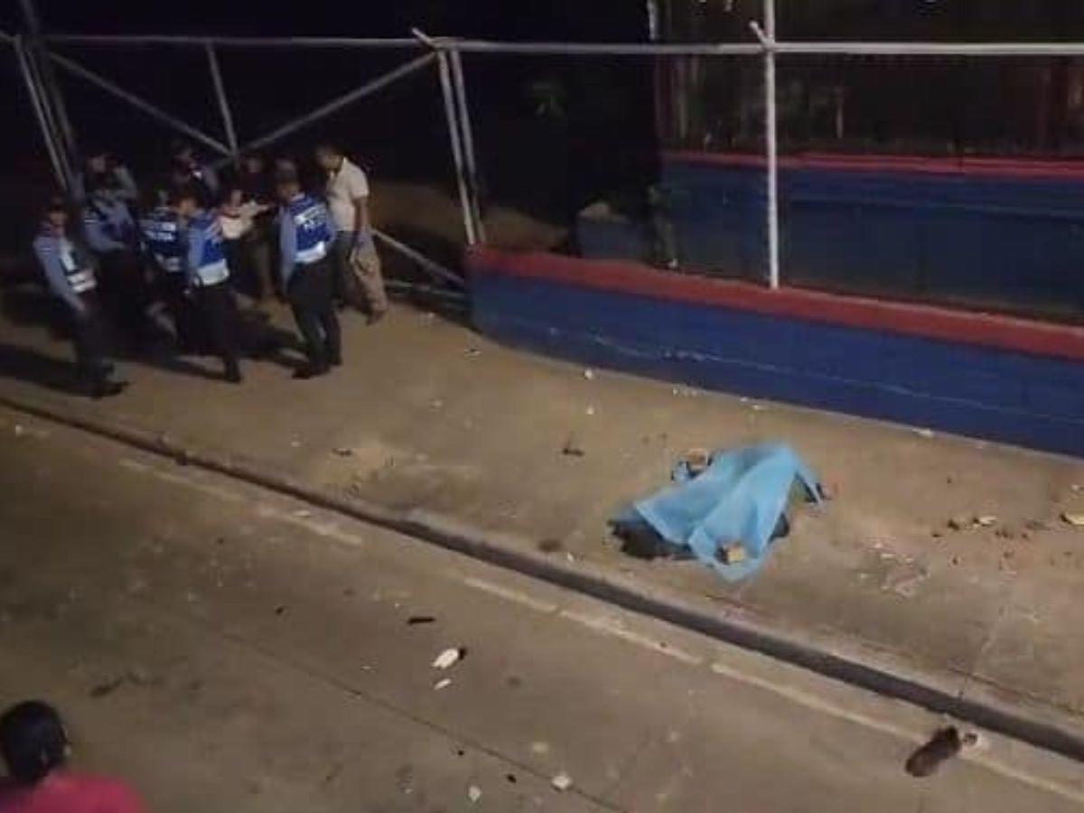 El cuerpo de hombre quedó en la acera, hasta donde los agentes de tránsito llegaron para investigar el caso.