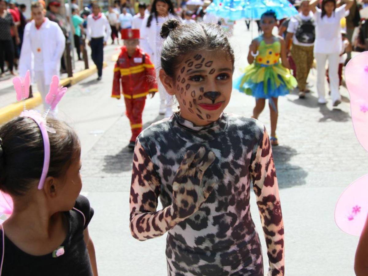 Hondureñitos demuestran su amor por la flora y la fauna en desfiles patrios 2025