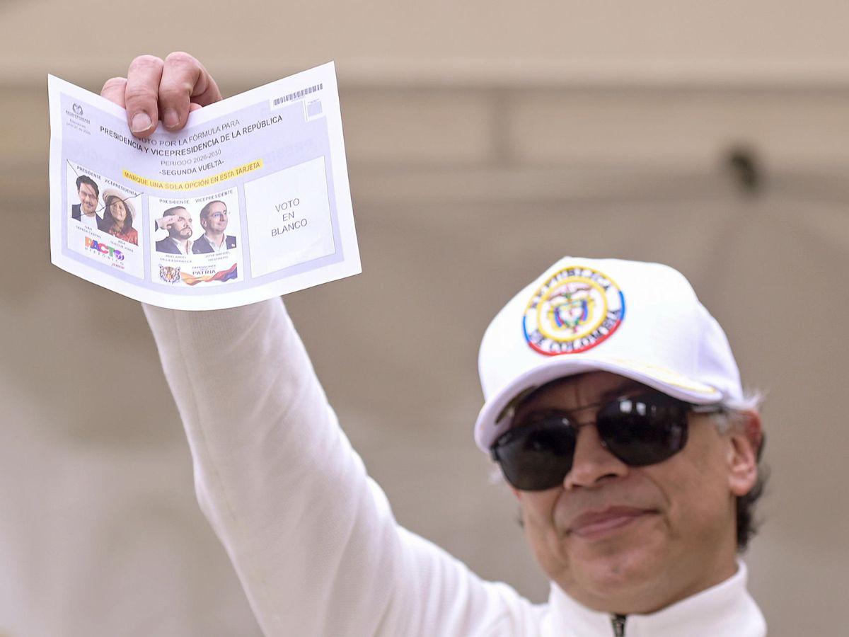 Petro vota por última vez como presidente de Colombia y asegura una transición “sin un segundo de más”