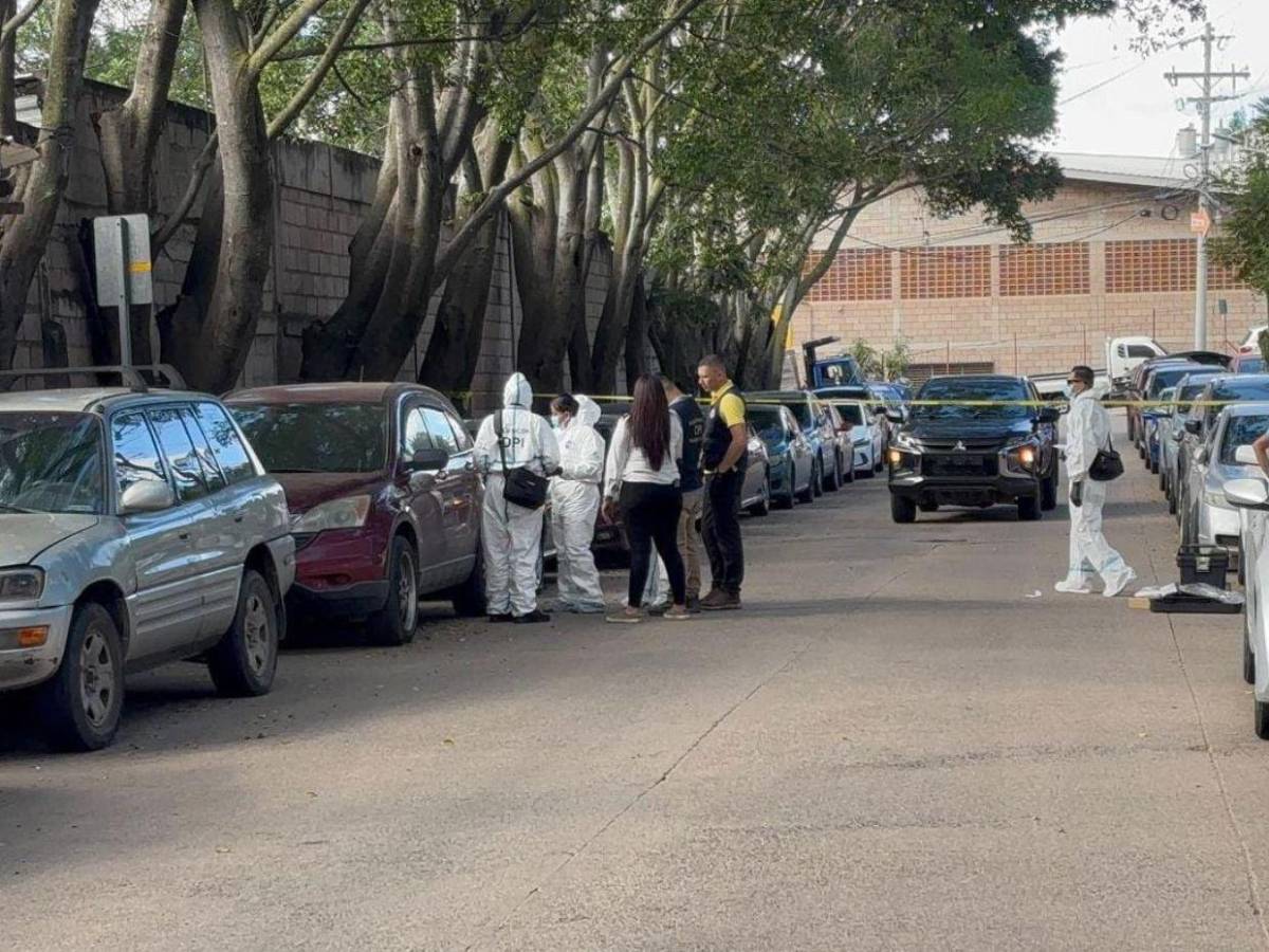 Inspeccionan vehículo de Miguel Salgado, médico que fue asesinado en Lomas del Diamante