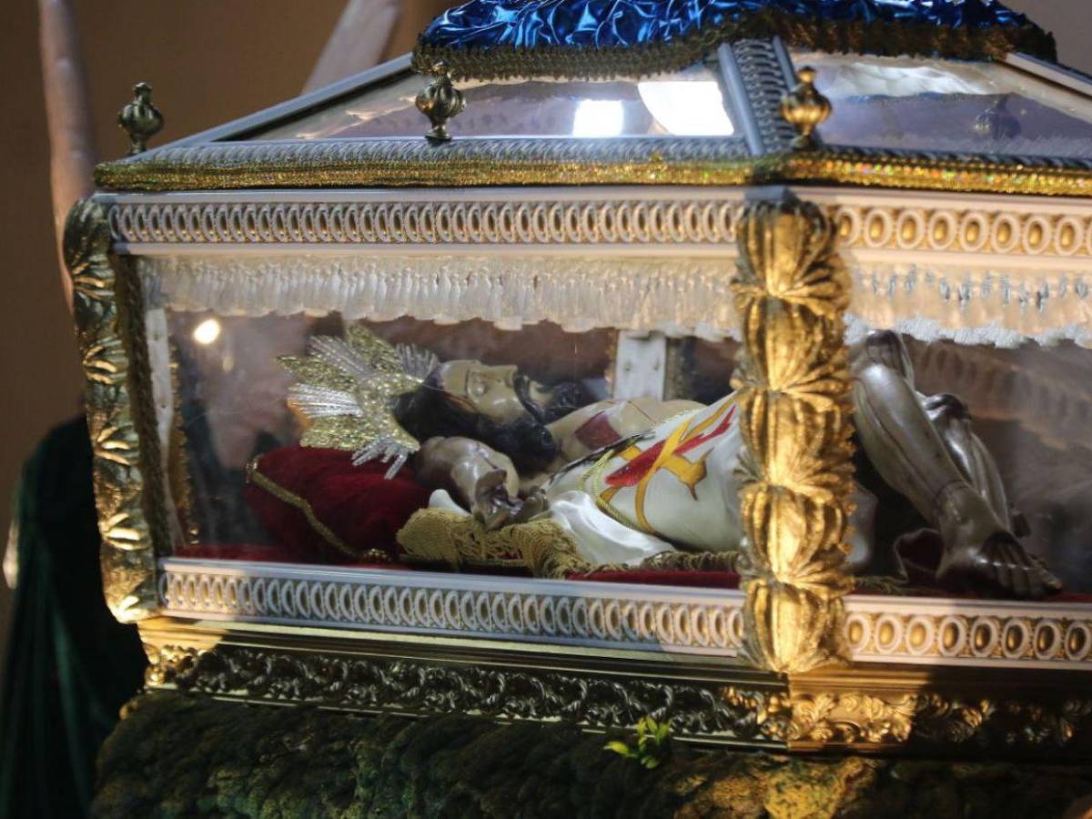 Así se desarrolló la solemne procesión del Santo Entierro en la capital