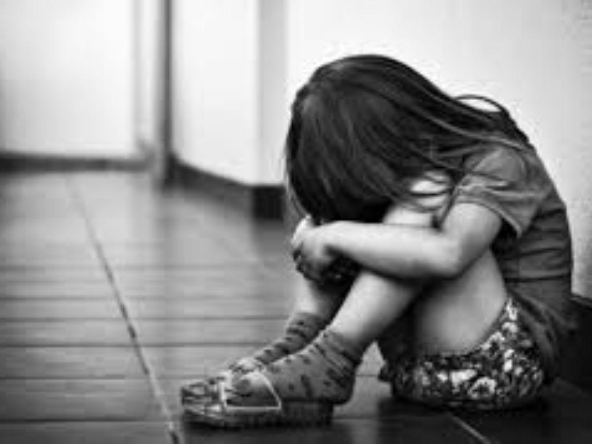 Niña de siete años habría sido abusada por su padre, abuelo y tío; Corte revocó su libertad