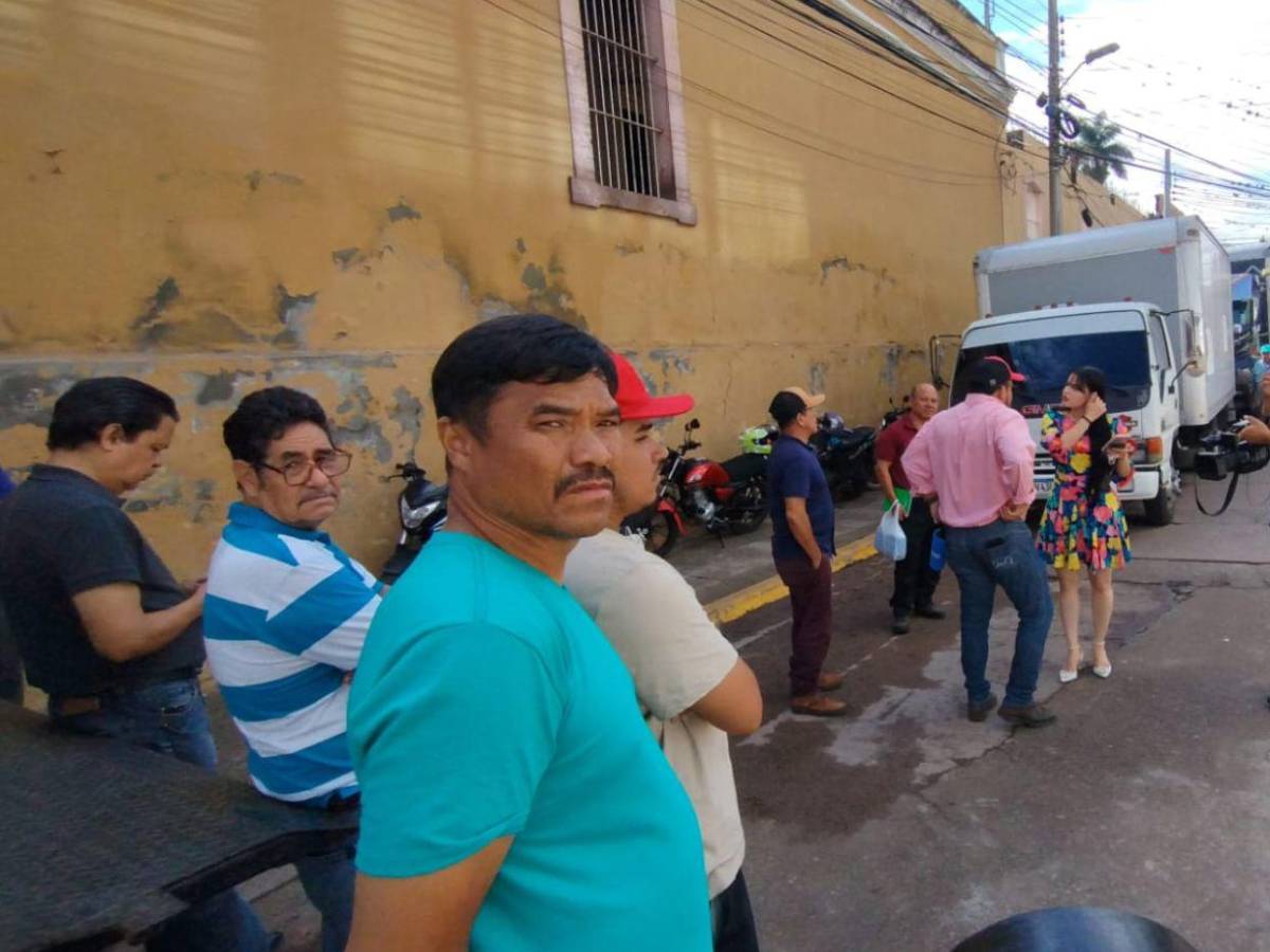 Conductores y dueños de camiones protestan frente al CNE por deuda de L 67 millones