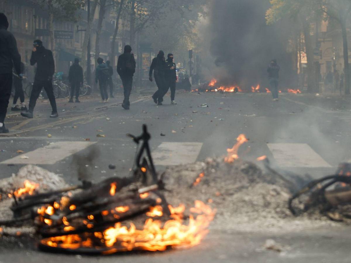 Francia anuncia toques de queda y Europa mira con inquietud la ola de disturbios