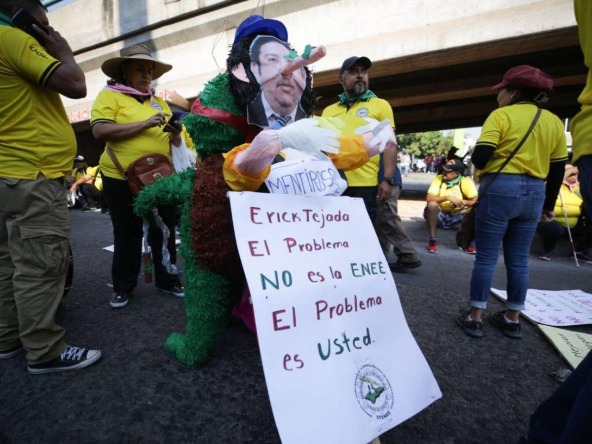Stenee denuncia con pancartas violación a sus derechos en Día del Trabajador