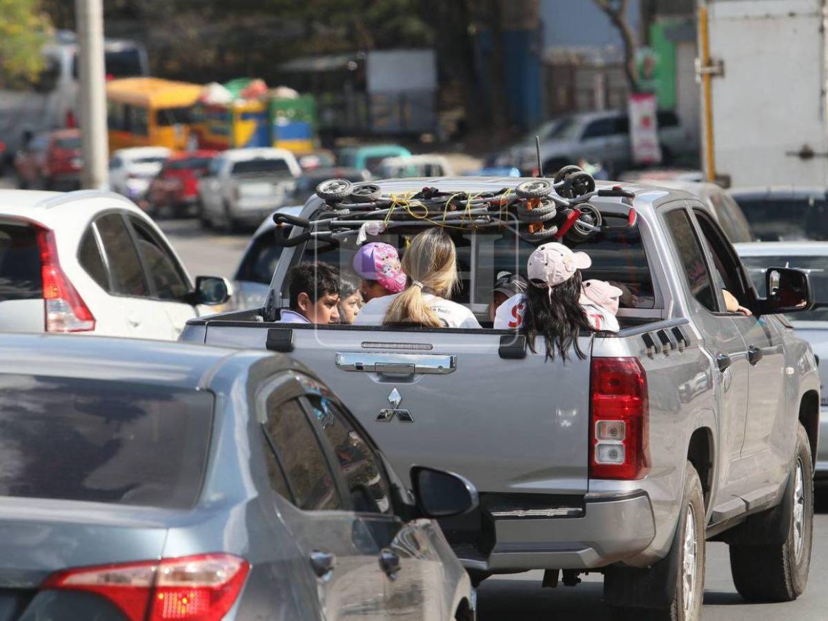 Algunos hasta guindados: así fueron captados viajeros en salida al sur tras Semana Santa