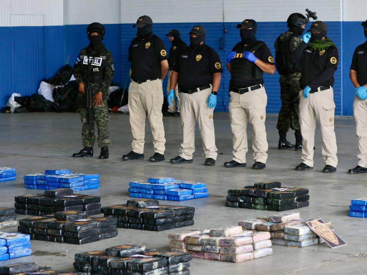 Prisión preventiva para cinco capturados con 899 kilos de cocaína en La Mosquitia