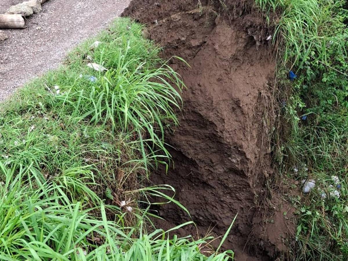 Se llevó toda la calle: así es el enorme socavón que mantiene sin paso a la Reynel Fúnez