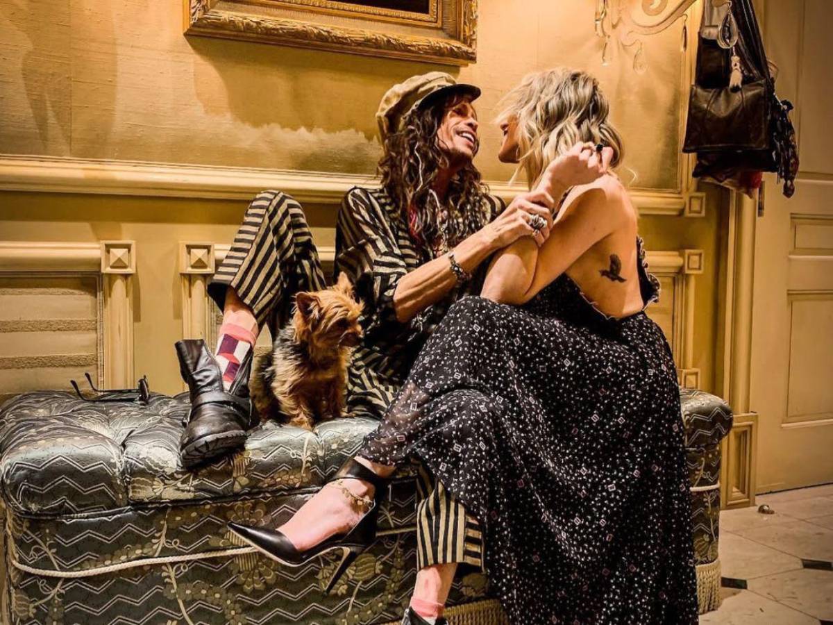 Steven Tyler, cantante de Aerosmith, enfrenta rumores de ruptura con su novia 39 años menor