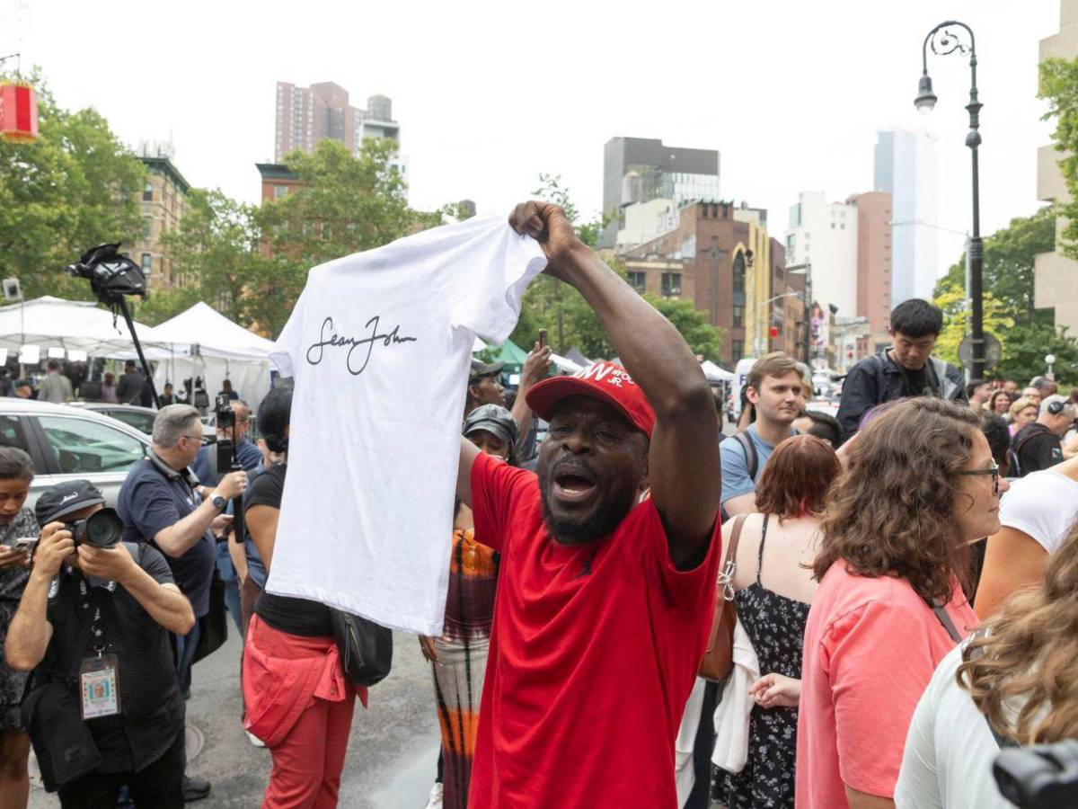 Familiares y fans celebran veredicto del jurado en el juicio de Sean Diddy Combs