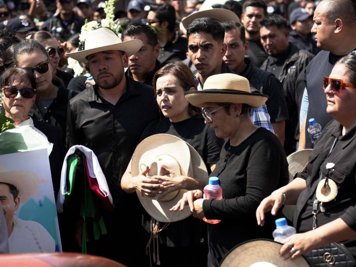 Claman justicia por asesinato de alcalde en México y exigen renuncia de Claudia Sheinbaum