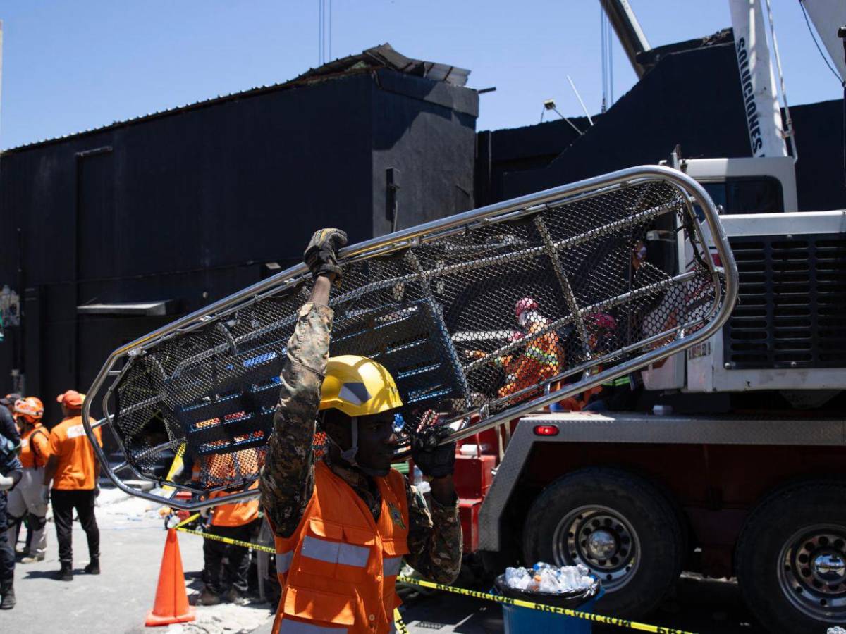 A contrarreloj buscan víctimas del accidente en discoteca de República Dominicana