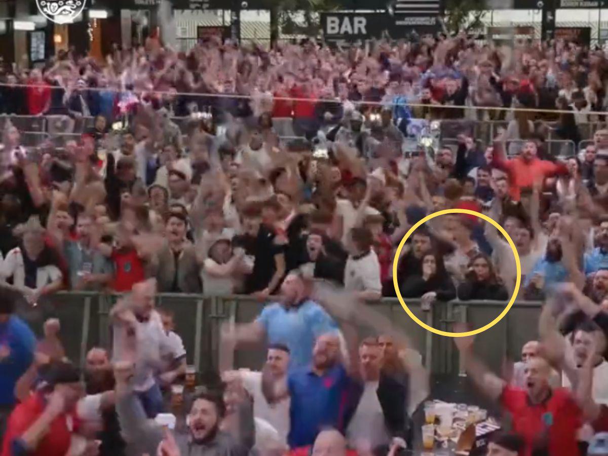 Aficionados de Inglaterra celebran un gol provocando una lluvia de cervezas