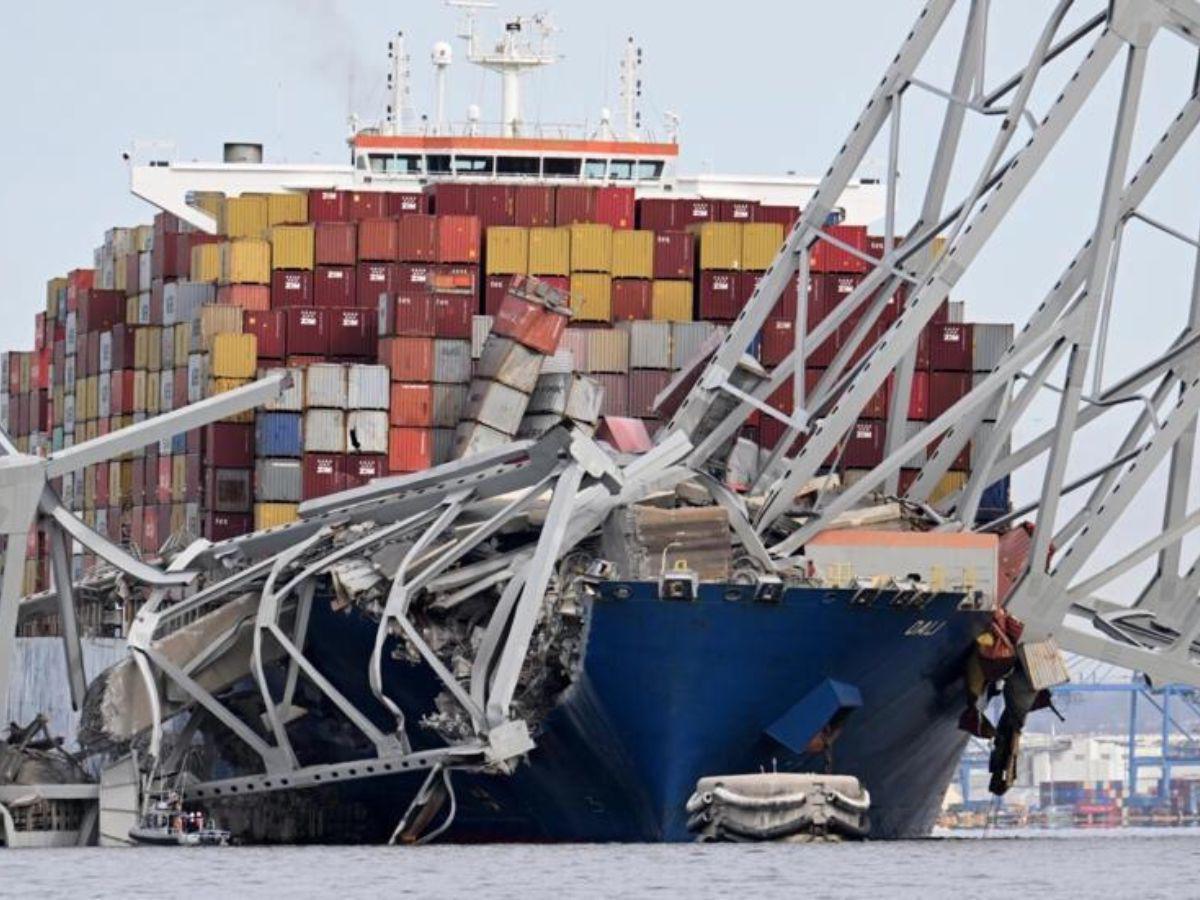 Buzos encuentran cuerpos de dos obreros tras colapso de puente en Baltimore
