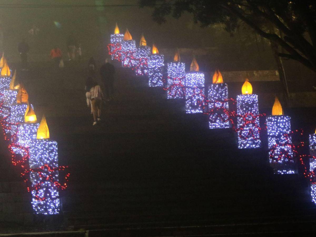La capital viste sus noches de luces y alegría en la víspera de Navidad La capital viste sus noches de luces y alegría en la víspera de Navidad
