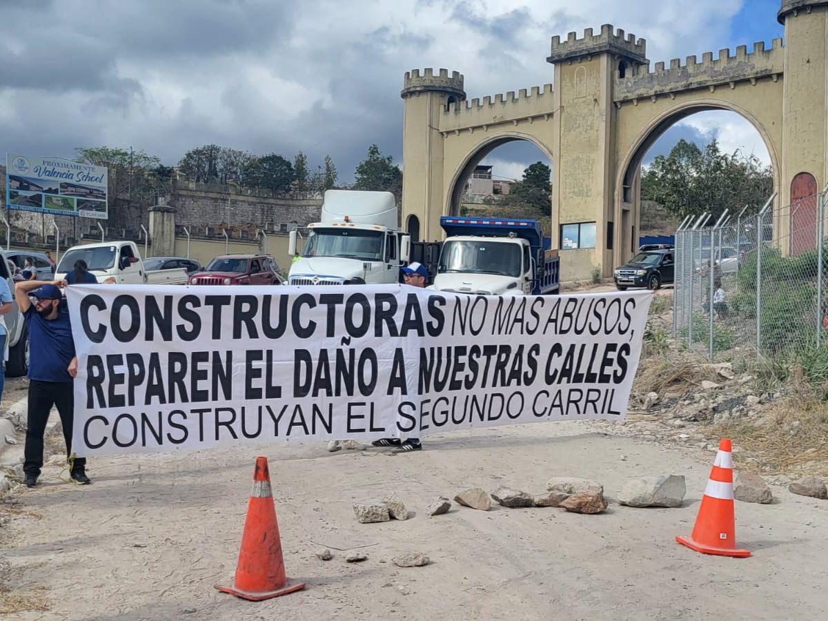 Vehículos pesados destruyen la calle de acceso a Los Hidalgos y Las Canarias