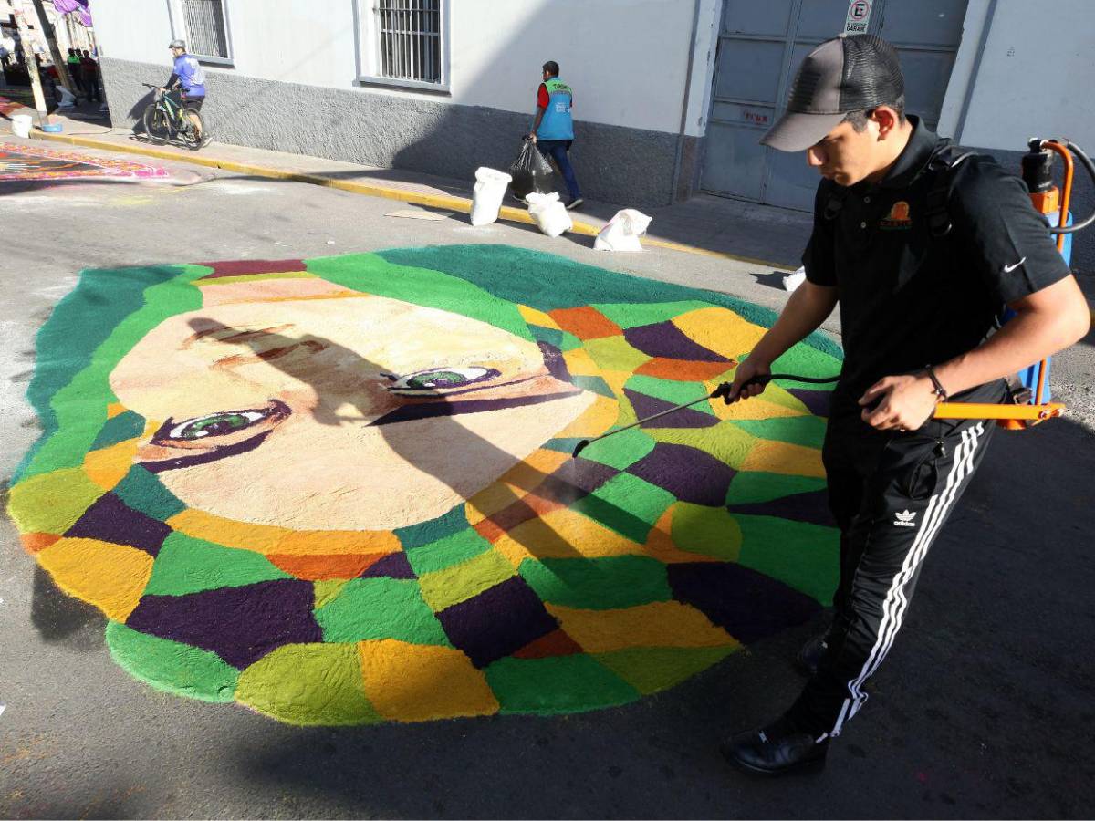 Coloridas alfombras embellecieron el centro histórico el Viernes Santo