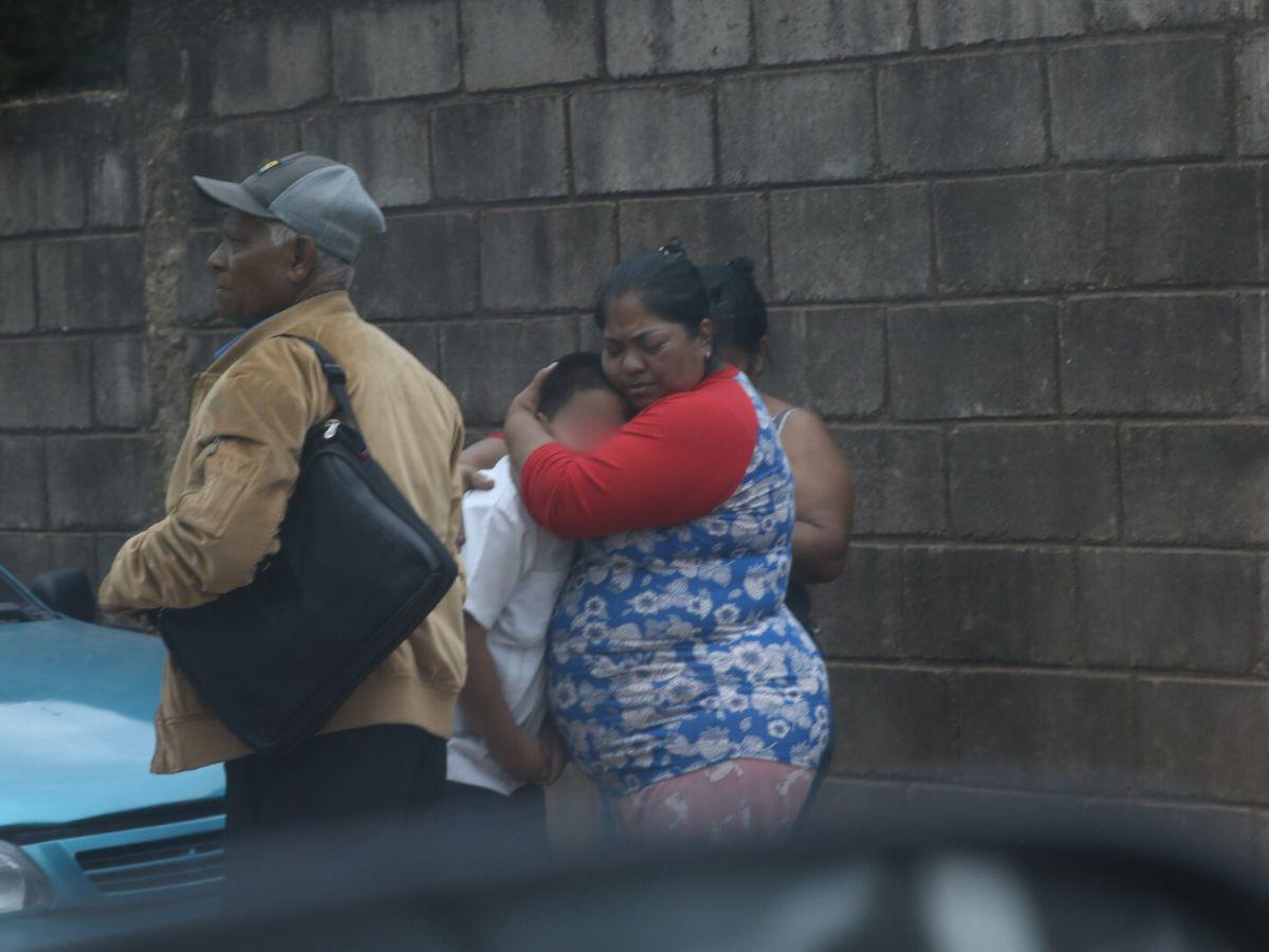 Dolor e impotencia: Familiares lloran muerte de policías en Comayagüela