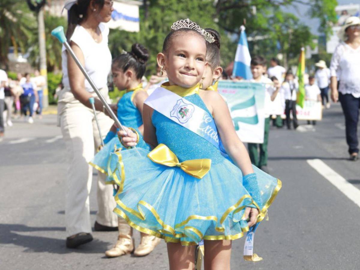 Las bellas palillonas y pomponeras que amenizaron los desfiles de educación básica 2025