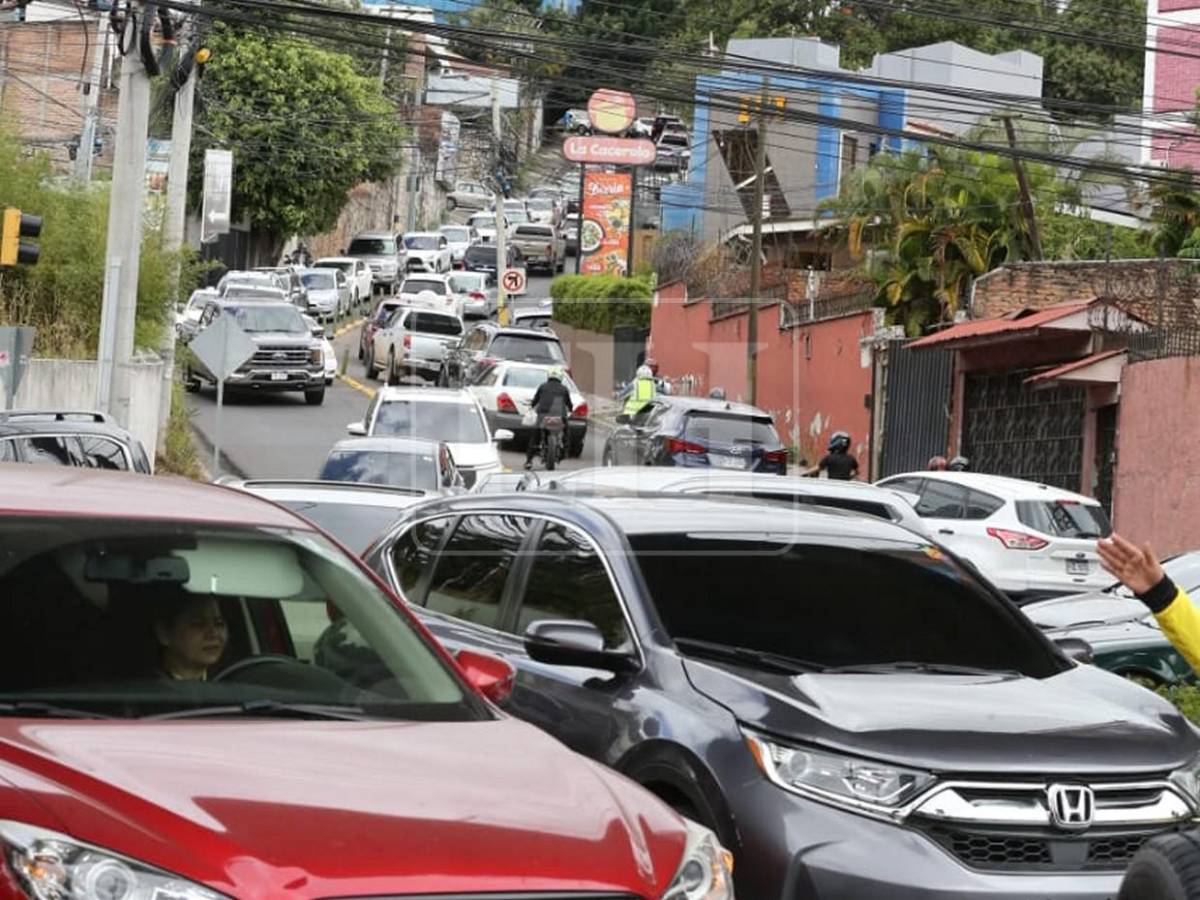 Largas filas tras asueto de medio día a empleados público por celebración en Suyapa