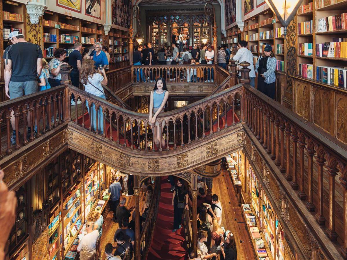 Dua Lipa inaugura en Oporto una biblioteca contra la censura