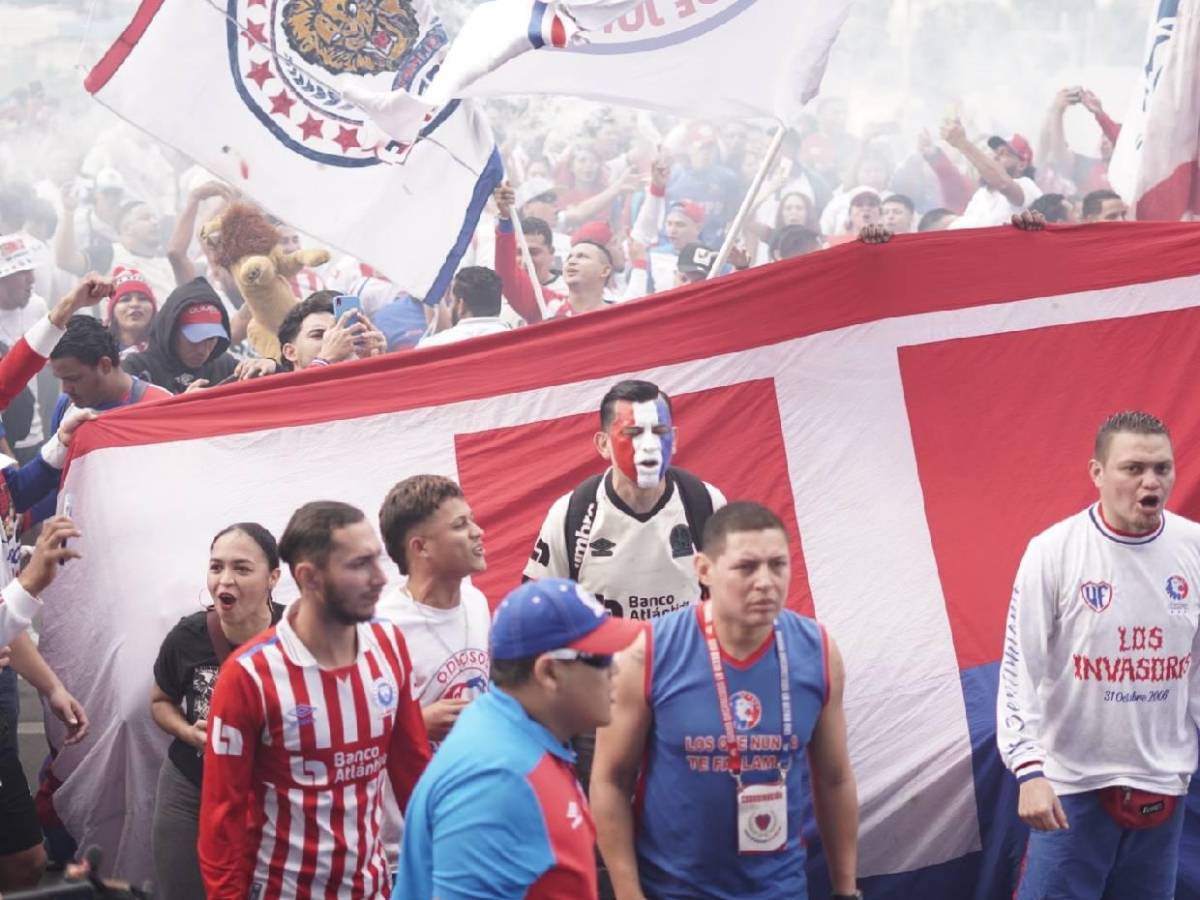 Ultra Fiel se luce en llegada al estadio Nacional para final ante Motagua