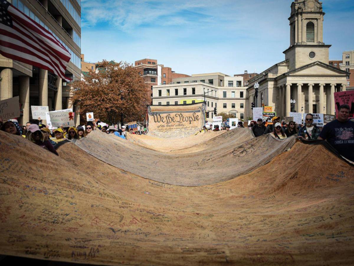 Miles de personas en todo EE.UU. protestan contra Trump: No queremos Reyes