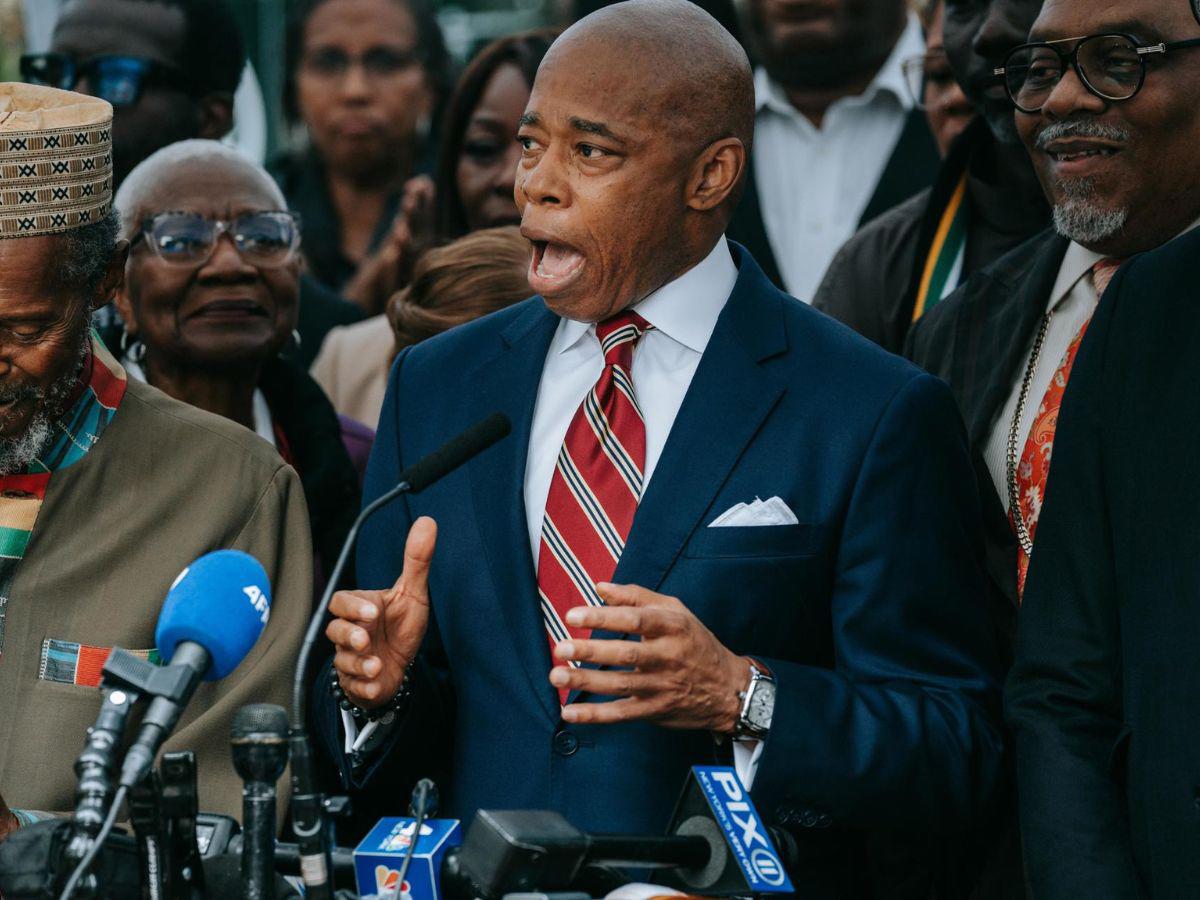 ¿Quién es Eric Adams, el alcalde de Nueva York que se declaró no culpable de corrupción?