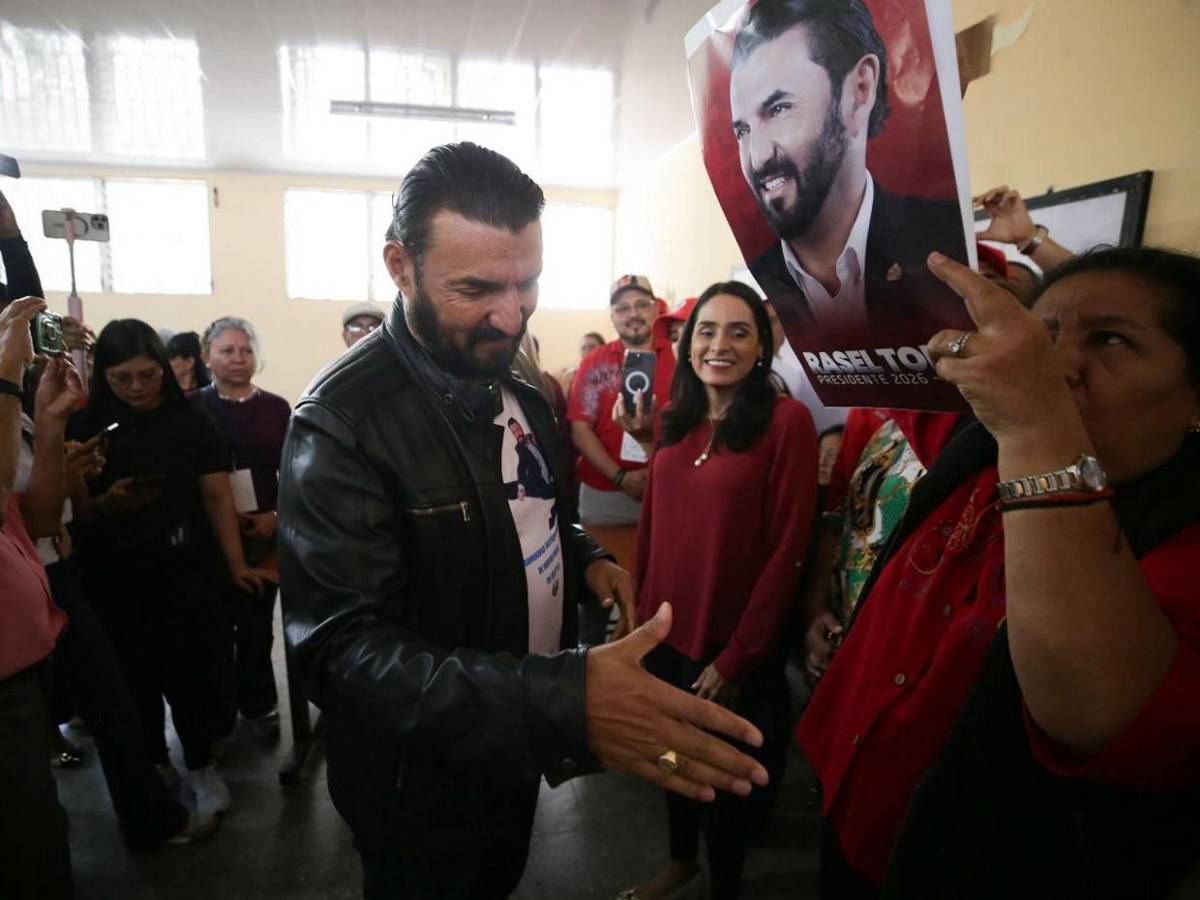 Rasel Tomé recuerda su “patada” a Jorge Cálix en su camiseta al ir a votar