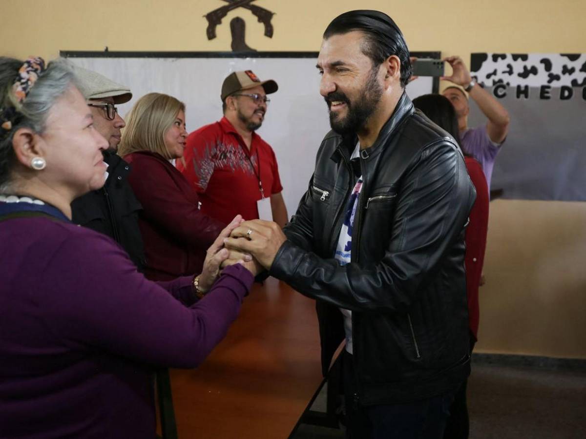 Rasel Tomé recuerda su “patada” a Jorge Cálix en su camiseta al ir a votar