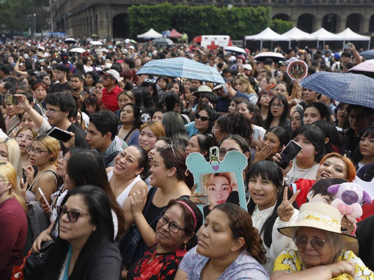 BTS sorprende a miles de seguidores en el Zócalo de México