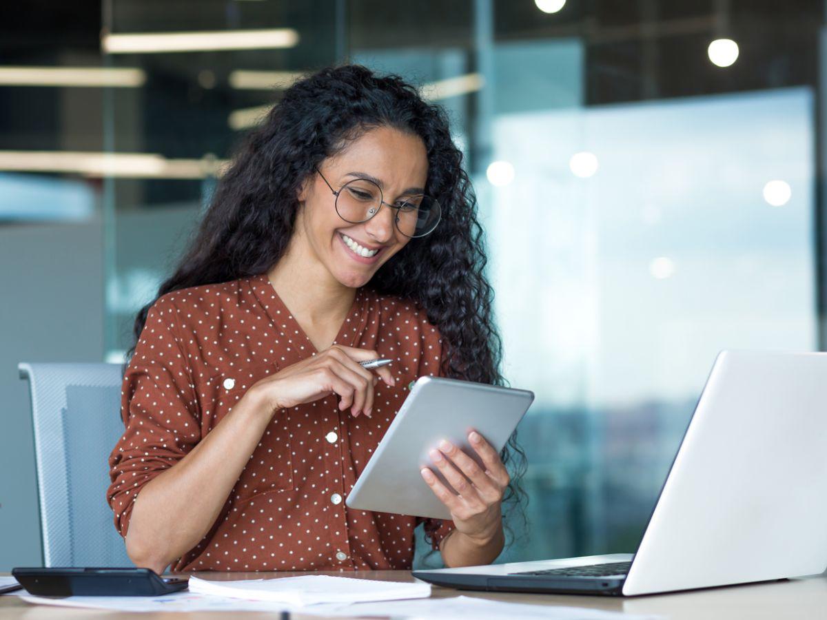 Cultivar la eficiencia en el entorno laboral implica que los empleados desarrollen habilidades y hábitos que les permitan trabajar de manera más inteligente, no más dura.