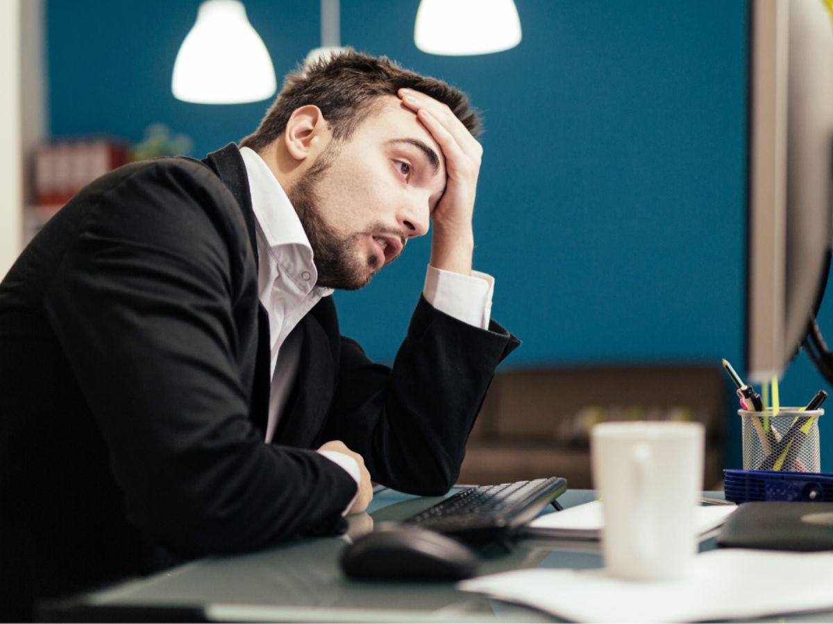 Cuando los colaboradores se obsesionan con la productividad, corren el riesgo de caer en la trampa del agotamiento, el estrés y la baja calidad en el trabajo.