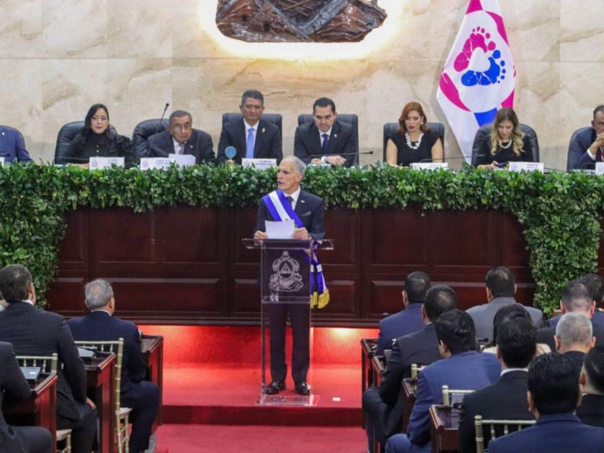 ¿Quién le impuso la banda presidencial a Nasry Asfura en su toma de posesión?