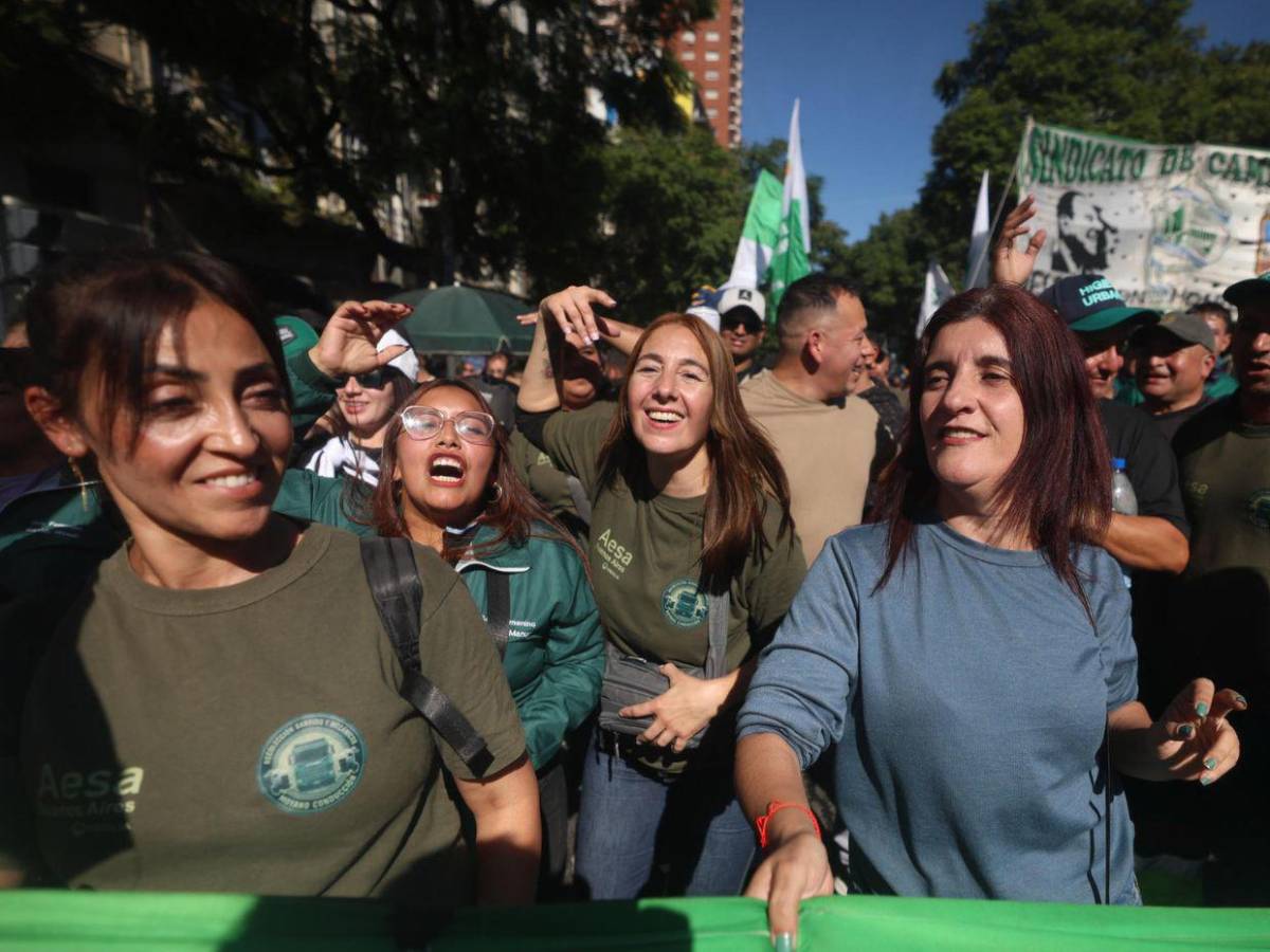 Miles de argentinos marchan contra las políticas de Milei en el Día del Trabajador