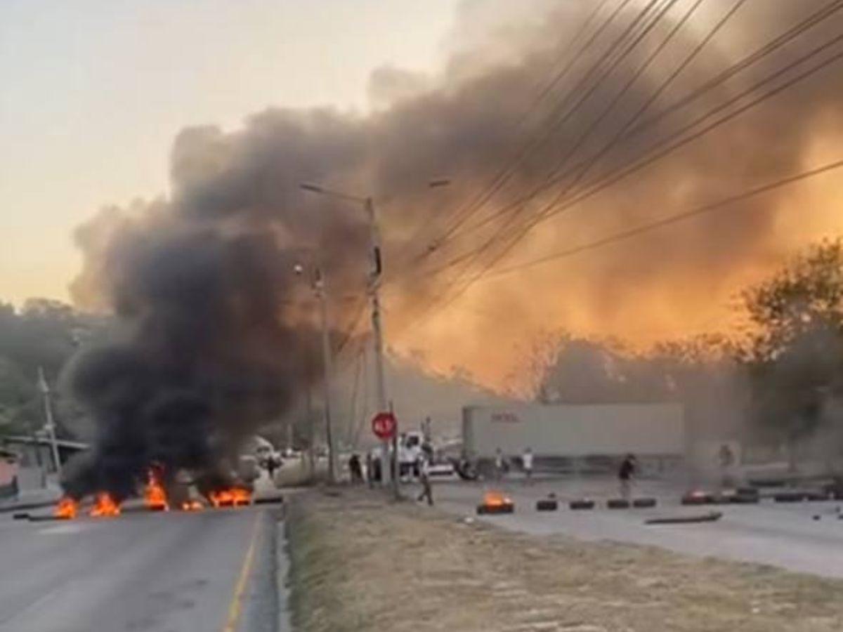Lluvia de piedras y gas lacrimógeno: afectados por Koriun Inversiones protestan en Choloma