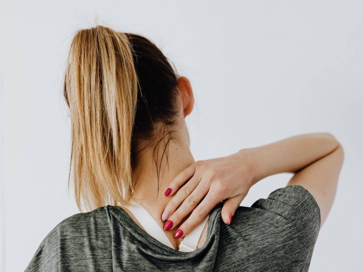 ¿Cuáles son los síntomas de la enfermedad del gusano barrenador en humanos?