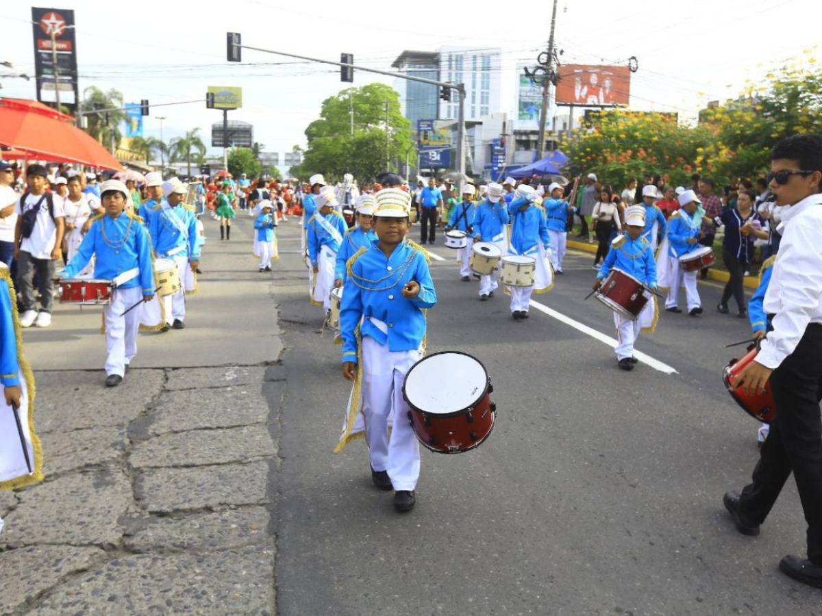 ¡Orgullo y fervor! Escuelas desfilan honrando a la patria en SPS