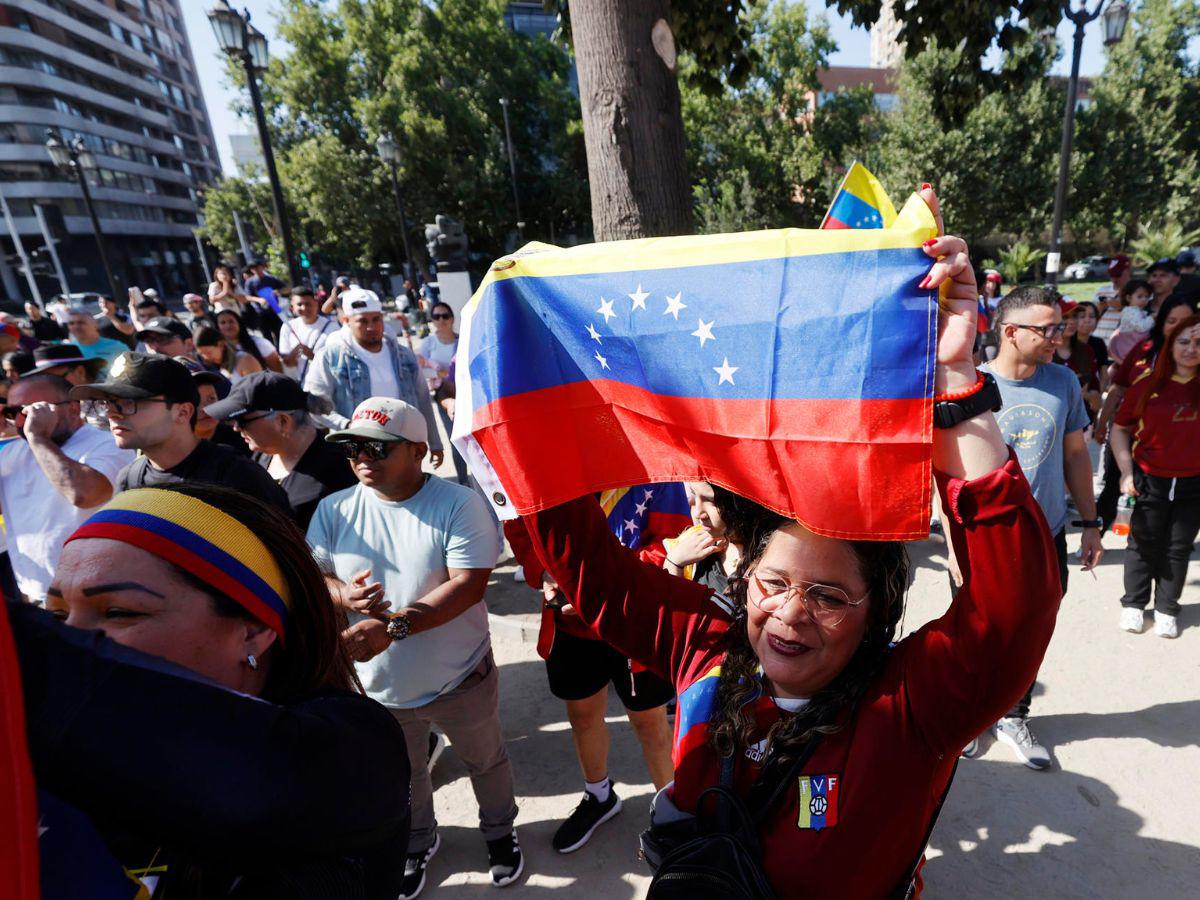 Abrazos y lágrimas: así festejan los venezolanos en las calles la captura de Nicolás Maduro