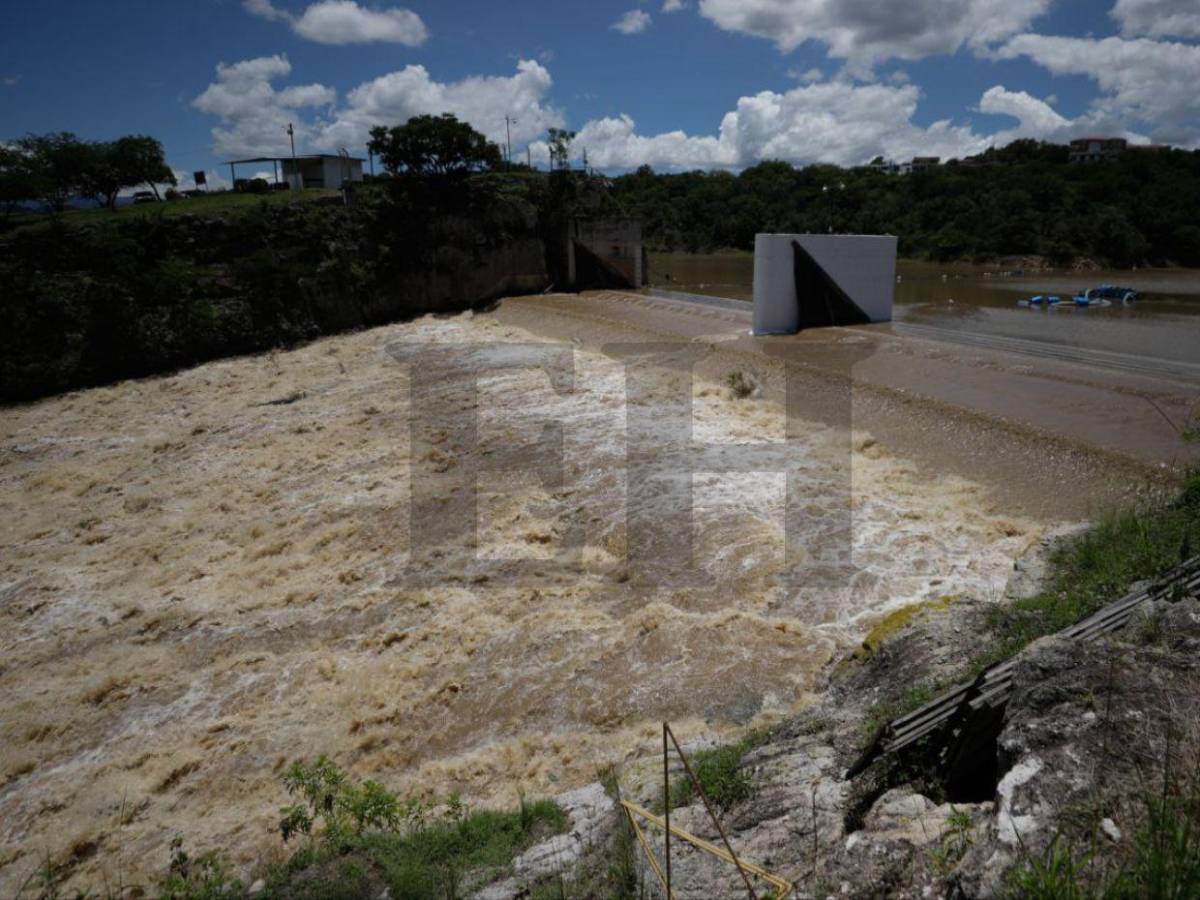 Recientes lluvias abastecen la represa Los Laureles de la capital y provocan inundaciones