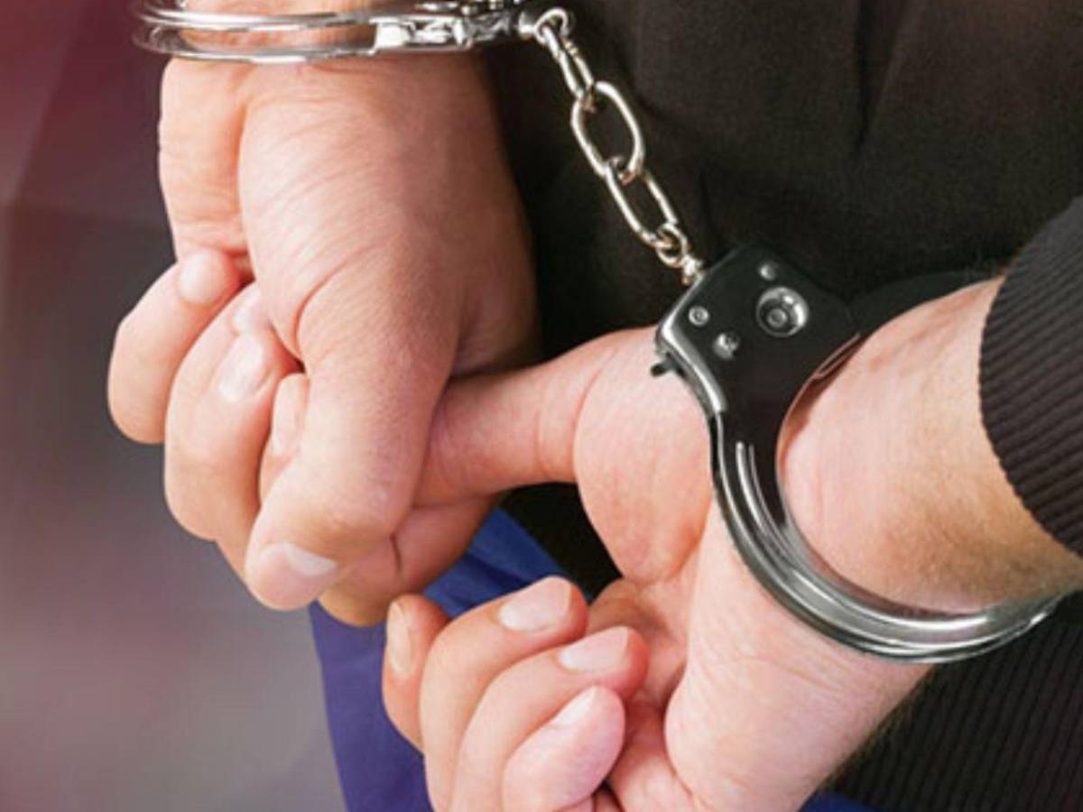 Abusaba de ella mientras la grababa: detienen a hombre por drogar a esposa durante 10 años