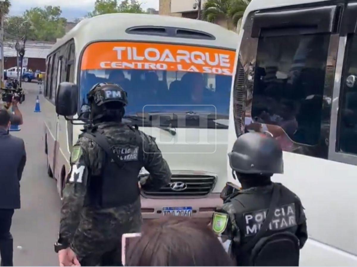 Diputados llegando en bus y comiendo mango: curiosidades de la toma de posesión de Nasry Asfura