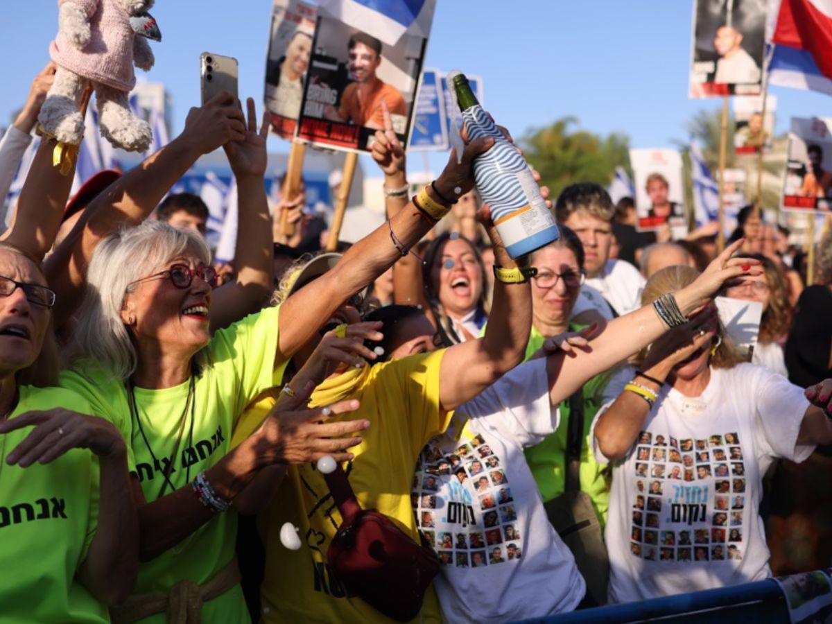 Entre abrazos y lágrimas, palestinos celebran su regreso a la libertad tras el alto el fuego en Gaza