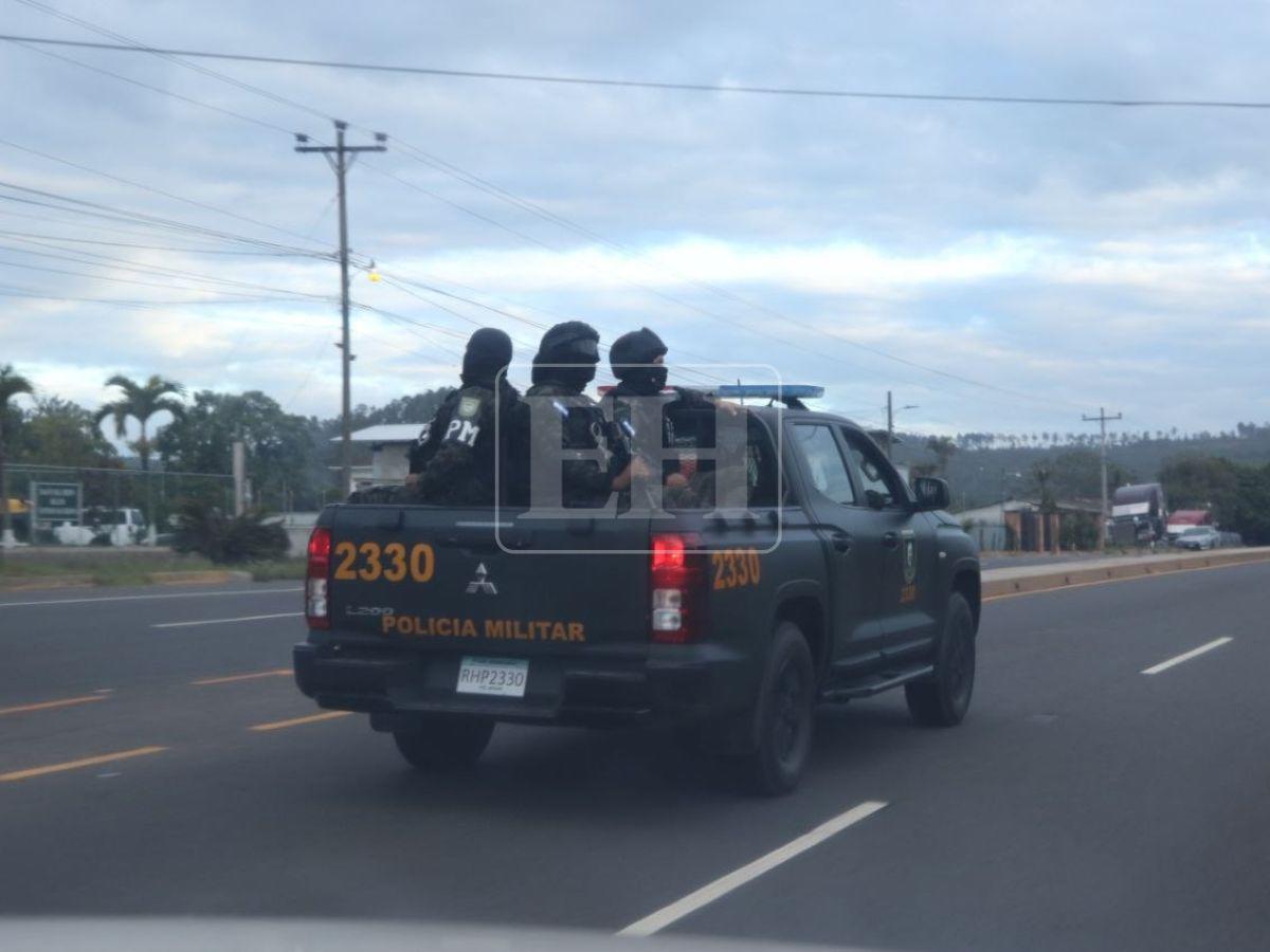 Nacionalistas llegan con camisetas y pancartas para recibir a Juan Orlando Hernández en Palmerola