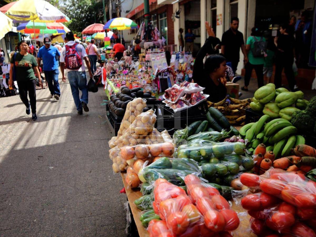 Paseo Liquidámbar: lleno de comerciantes y compradores en esta temporada navideña