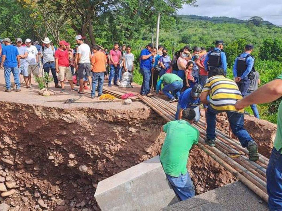 Colapso de puente bailey deja incomunicados a varios municipios de Santa Bárbara y Lempira