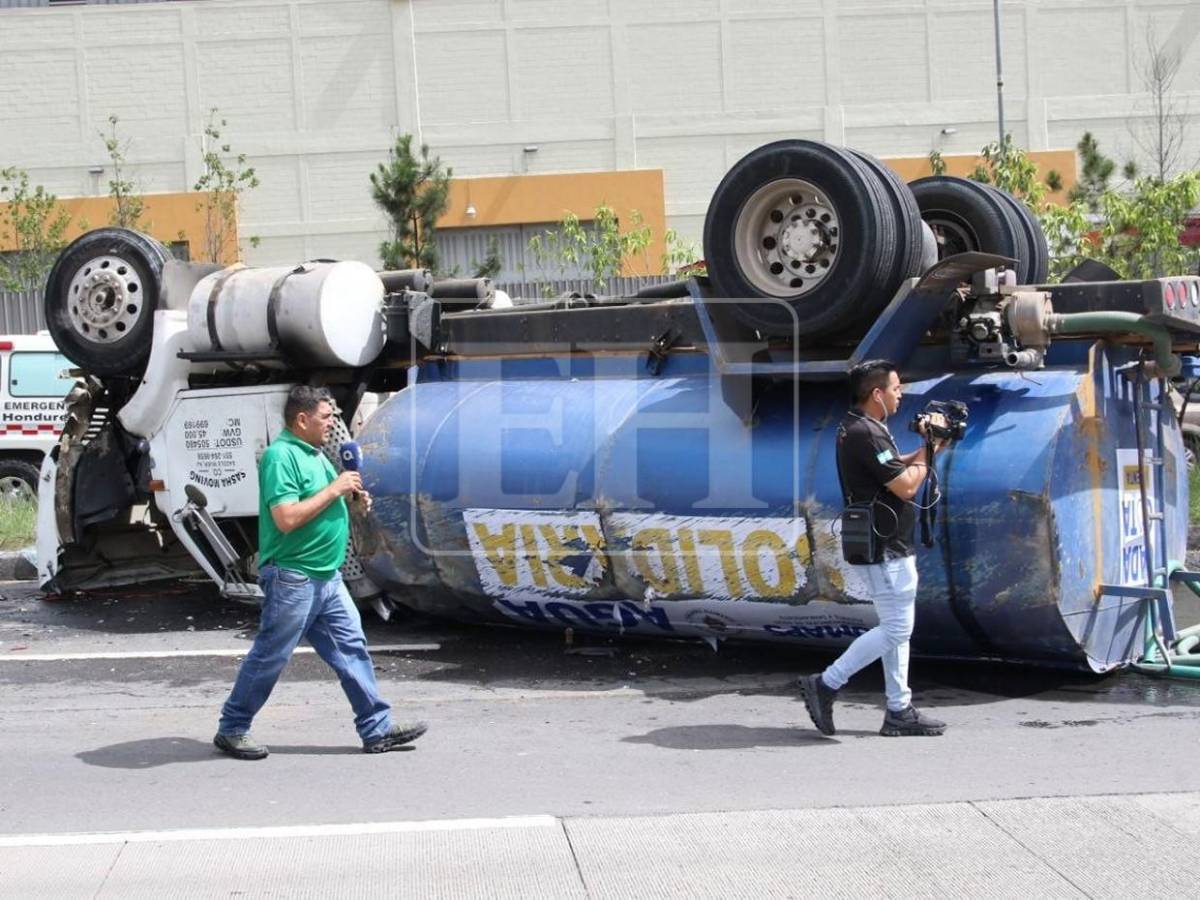 Aplastados quedaron vehículos tras volcamiento de camión cisterna en anillo periférico