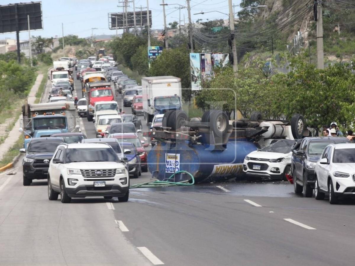 Aplastados quedaron vehículos tras volcamiento de camión cisterna en anillo periférico