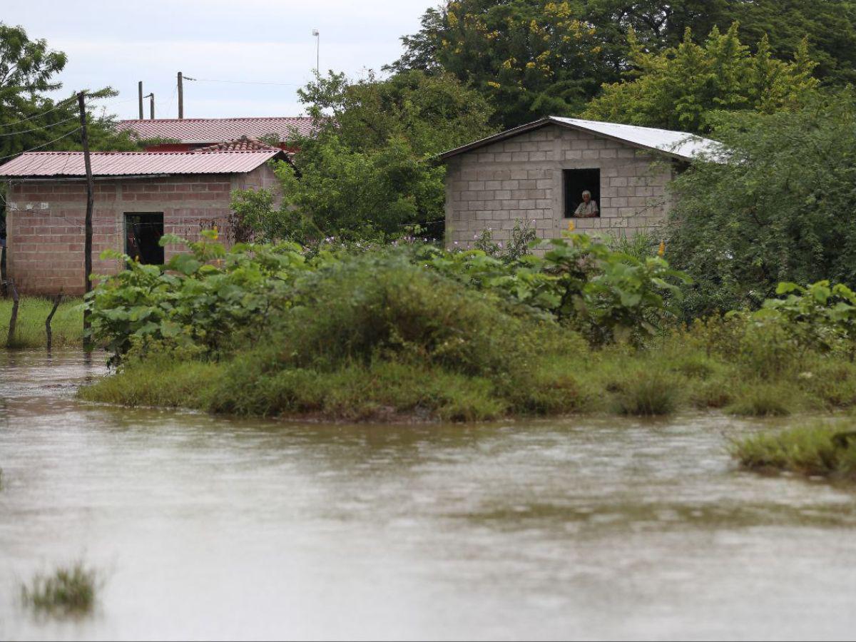 Algunas personas no salen de sus viviendas, ya que temen morir ahogados intentando cruzar el río.