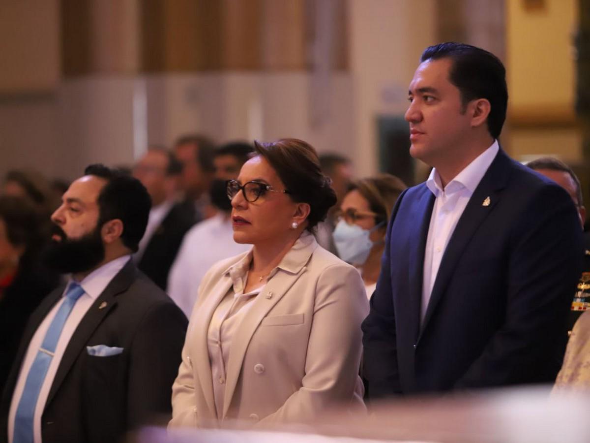 A la eucaristía por el 276 aniversario de La Morenita asisitó la presidenta Xiomara Castro, su hijo Héctor Zelaya y Luis Redondo, presidente del Congreso Nacional.